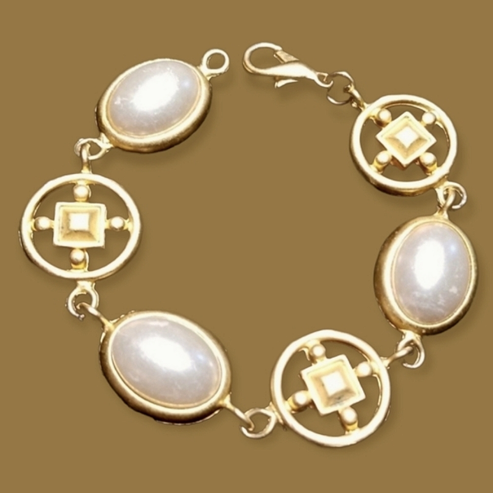 Vintage Mid Century Faux Pearl Brushed Goldtone Metal Lobster Clasp Bracelet - Picture 1 of 12